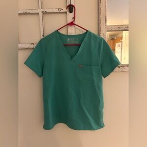 Women’s Figs one pocket top and Kade cargo scrub pants